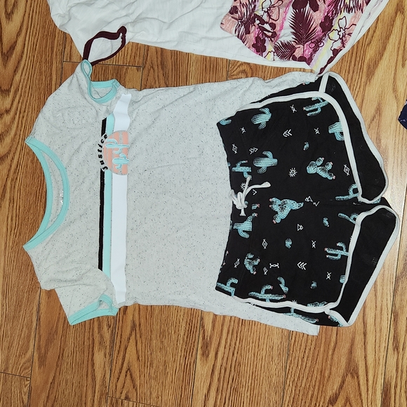 Justice bundle of 5 pieces girl 2  tshirts and 3 shorts pants. Size 10 - Picture 2 of 4